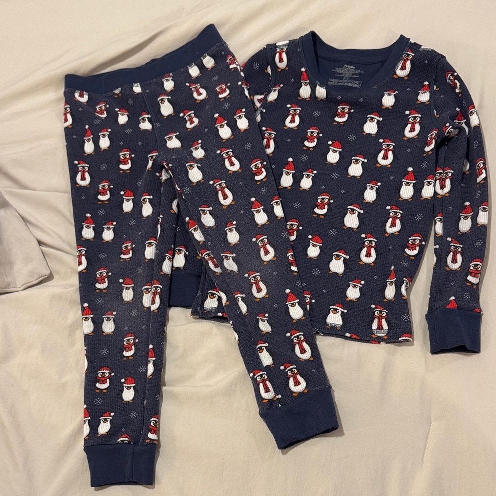 MeUndies Kids 2 piece waffle PJ set. 6/7. Penguin Parade. Soft and Fits snug.